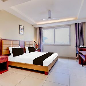 Super Townhouse Oak Sector 39 Medanta